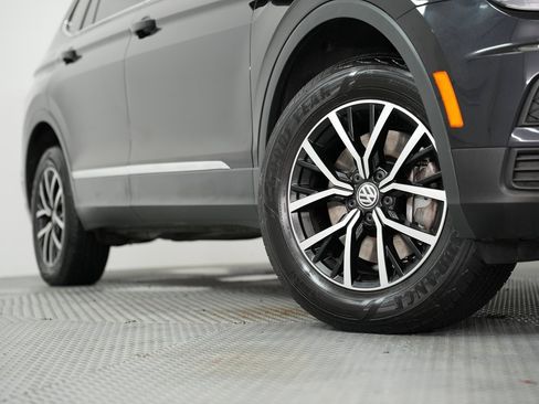 Used 2021 Volkswagen Tiguan SE w/ Panoramic Sunroof Package image 17