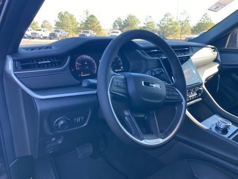 New 2025 Jeep Grand Cherokee Altitude image 13