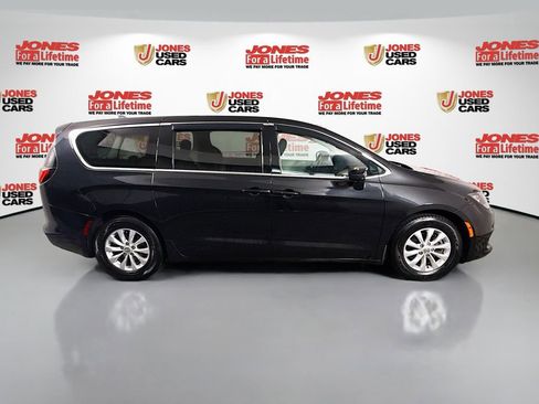 Used 2017 Chrysler Pacifica Touring w/ Tire & Wheel Group FWD image 15