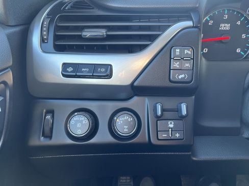 Used 2020 Chevrolet Suburban Premier w/ Premier Plus Edition image 18