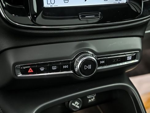 Used 2019 Volvo XC40 T4 Momentum FWD image 27