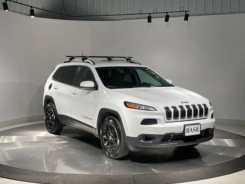 Used 2017 Jeep Cherokee Latitude w/ Cold Weather Group AWD/4WD image 36