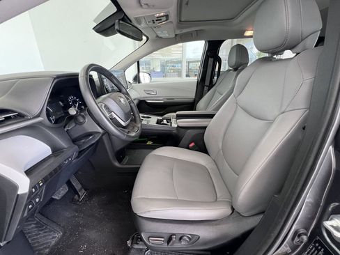 Used 2025 Toyota Sienna XLE image 11