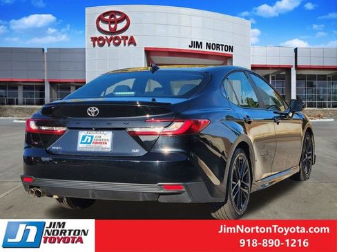 Used 2025 Toyota Camry SE image 6