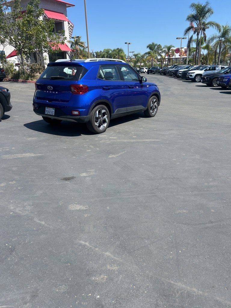 Used 2025 Hyundai Venue SEL FWD image 6