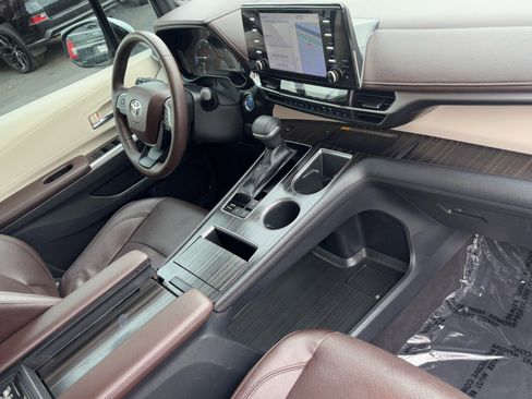 Certified 2022 Toyota Sienna Platinum image 11