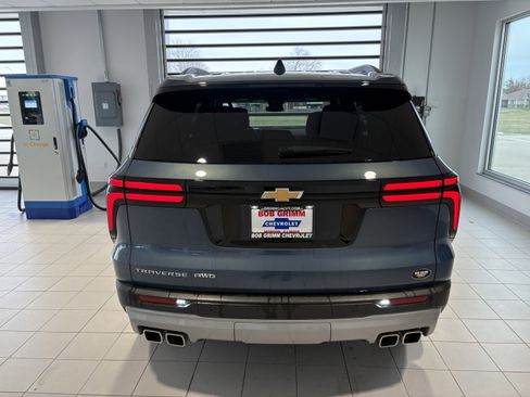 Used 2025 Chevrolet Traverse LT image 4