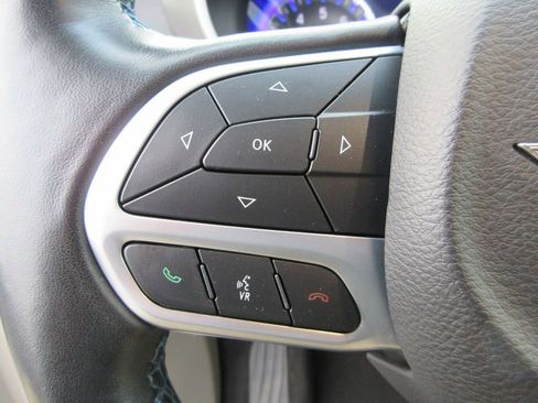 Used 2021 Chrysler Pacifica Touring-L image 28