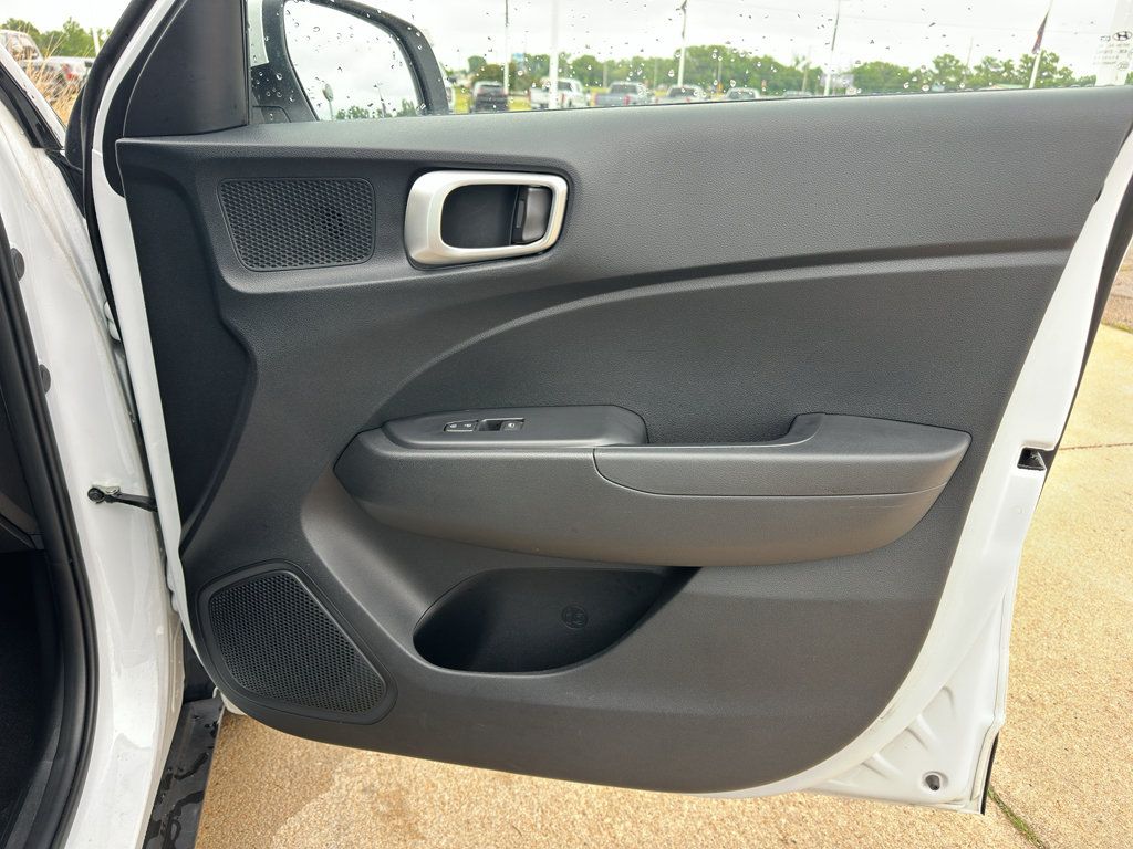 Used 2025 Hyundai Venue SEL FWD image 27