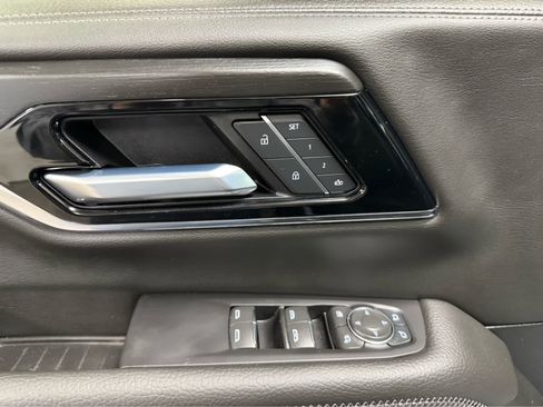 Used 2025 GMC Yukon Denali w/ Sun & Power Step Package image 10