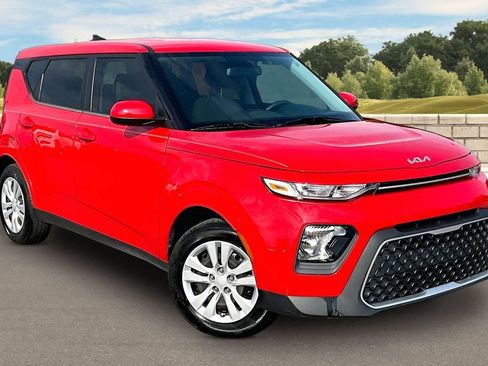 Used 2022 Kia Soul LX FWD image 2