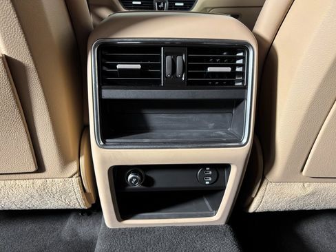 Used 2022 Porsche Cayenne Platinum Edition image 38