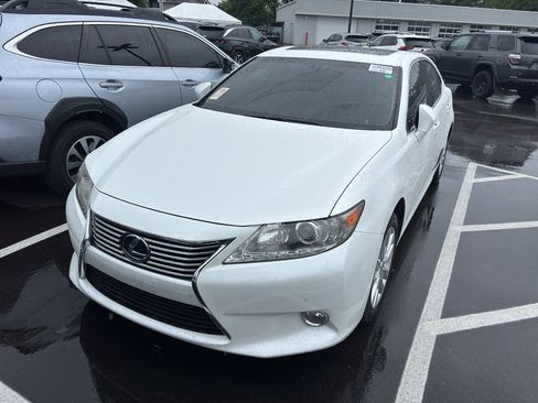 Used 2013 Lexus ES 300h w/ Luxury Pkg FWD image 2