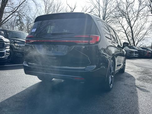 New 2026 Chrysler Pacifica Limited w/ S Appearance Package FWD image 15