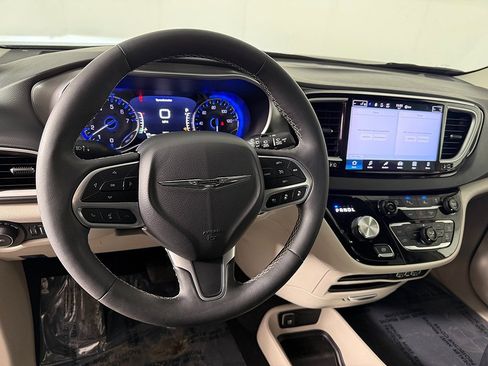 Used 2024 Chrysler Pacifica Touring-L image 21