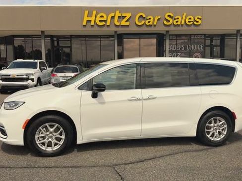 Used 2024 Chrysler Pacifica Touring-L FWD image 5