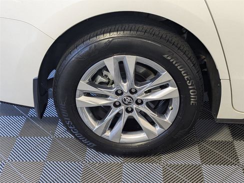 Used 2024 Toyota Sienna Limited image 12