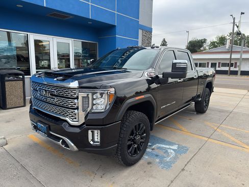 Used 2022 GMC Sierra 2500 Denali w/ Denali Black Diamond Edition AWD/4WD image 2
