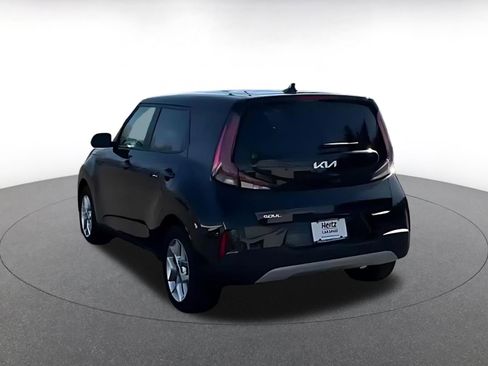 Used 2025 Kia Soul LX w/ LX Technology Package FWD image 12