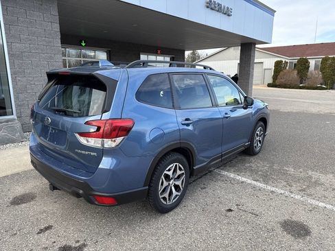 Used 2023 Subaru Forester Premium image 3