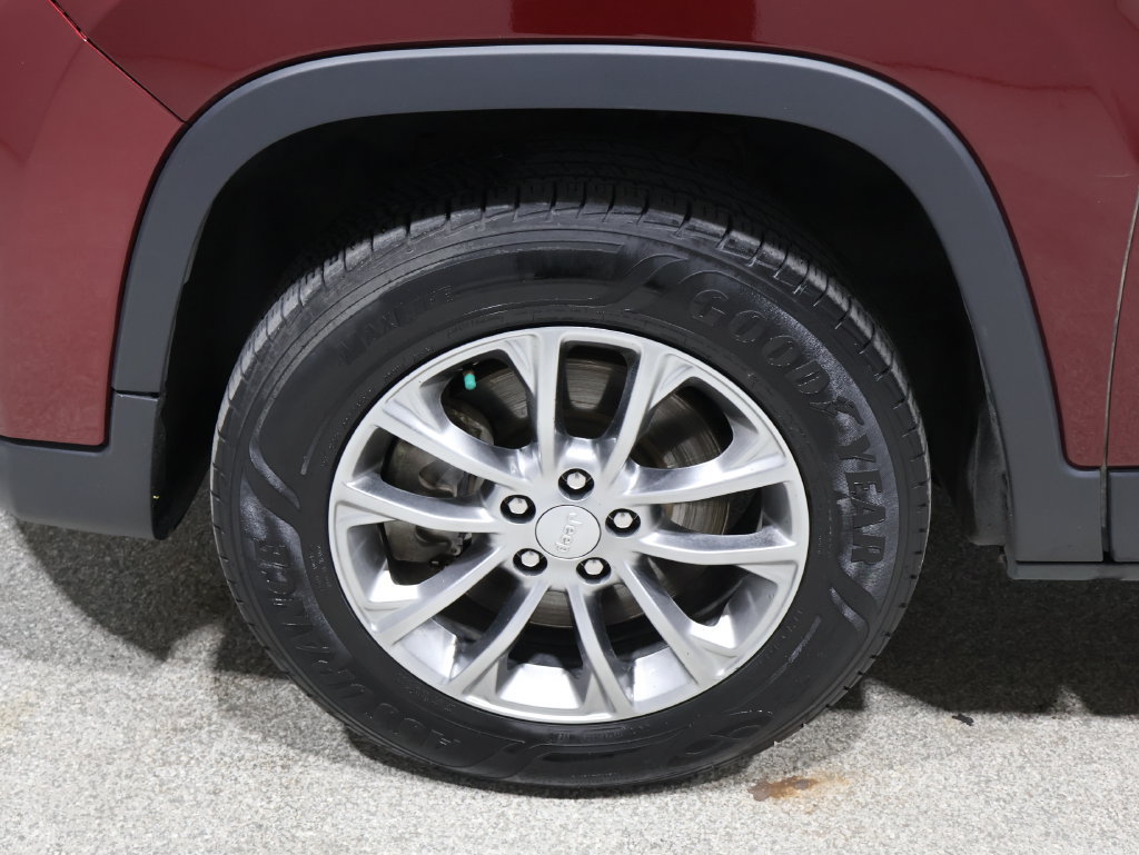 Used 2019 Jeep Cherokee Latitude Plus w/ Cold Weather Group AWD/4WD image 7