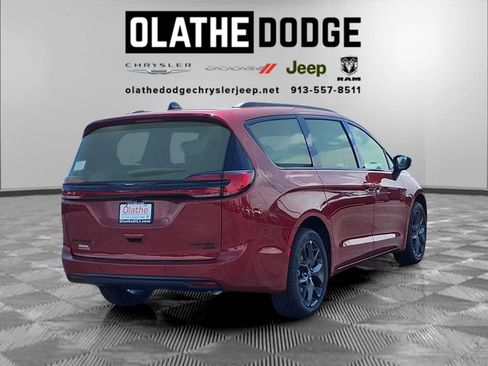 New 2026 Chrysler Pacifica Limited w/ S Appearance Package image 24