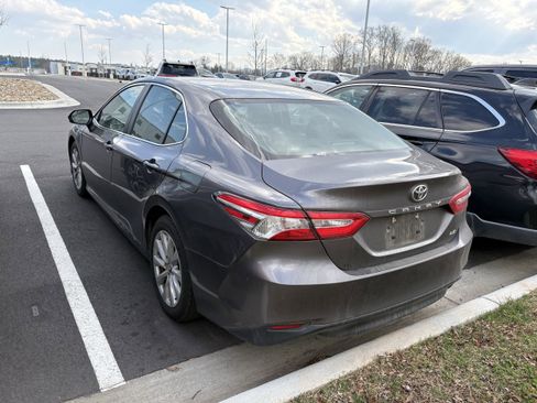 Used 2018 Toyota Camry LE image 4