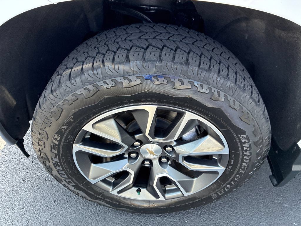 Used 2023 Chevrolet Silverado 1500 LT AWD/4WD image 9
