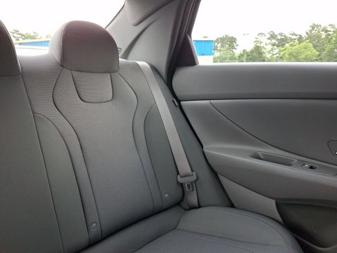 Used 2025 Hyundai Elantra SE FWD image 14