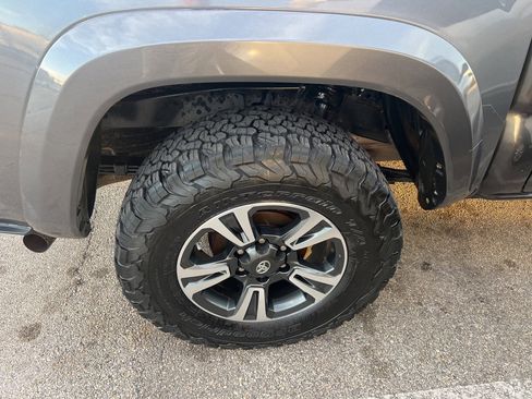 Used 2018 Toyota Tacoma TRD Sport w/ Technology Package image 12