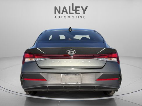 Used 2025 Hyundai Elantra SE image 4