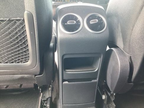 Used 2021 Mercedes-Benz GLB 250 4MATIC image 40