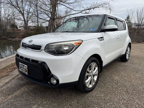 Used 2016 Kia Soul + image 11