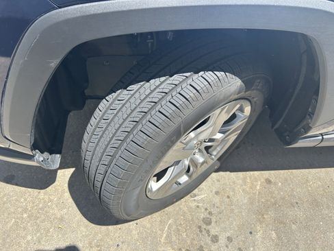 Used 2025 Toyota RAV4 XLE AWD/4WD image 10