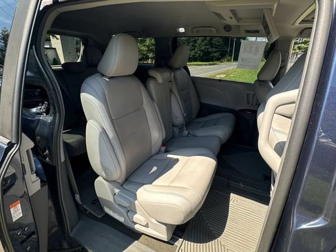 Used 2018 Toyota Sienna XLE Premium FWD image 29