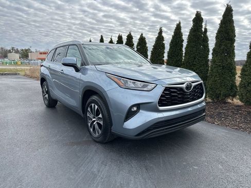 Certified 2020 Toyota Highlander XLE image 2