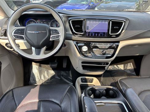 Used 2018 Chrysler Pacifica Limited image 13