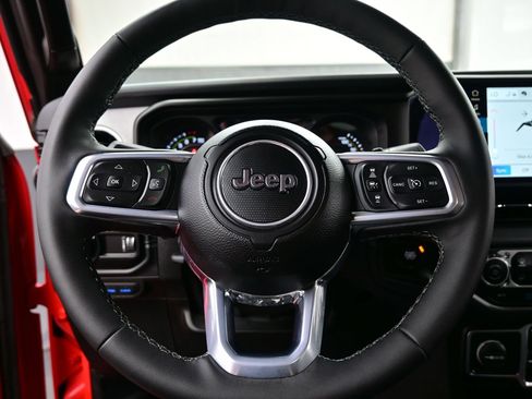 Used 2025 Jeep Wrangler Unlimited Sahara AWD/4WD image 24