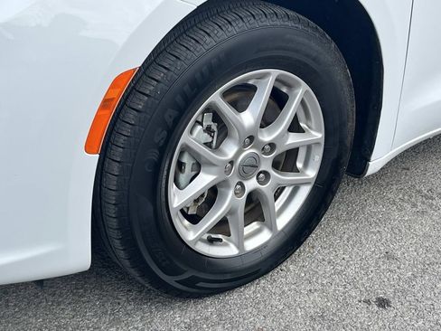 Used 2024 Chrysler Pacifica Touring-L image 9