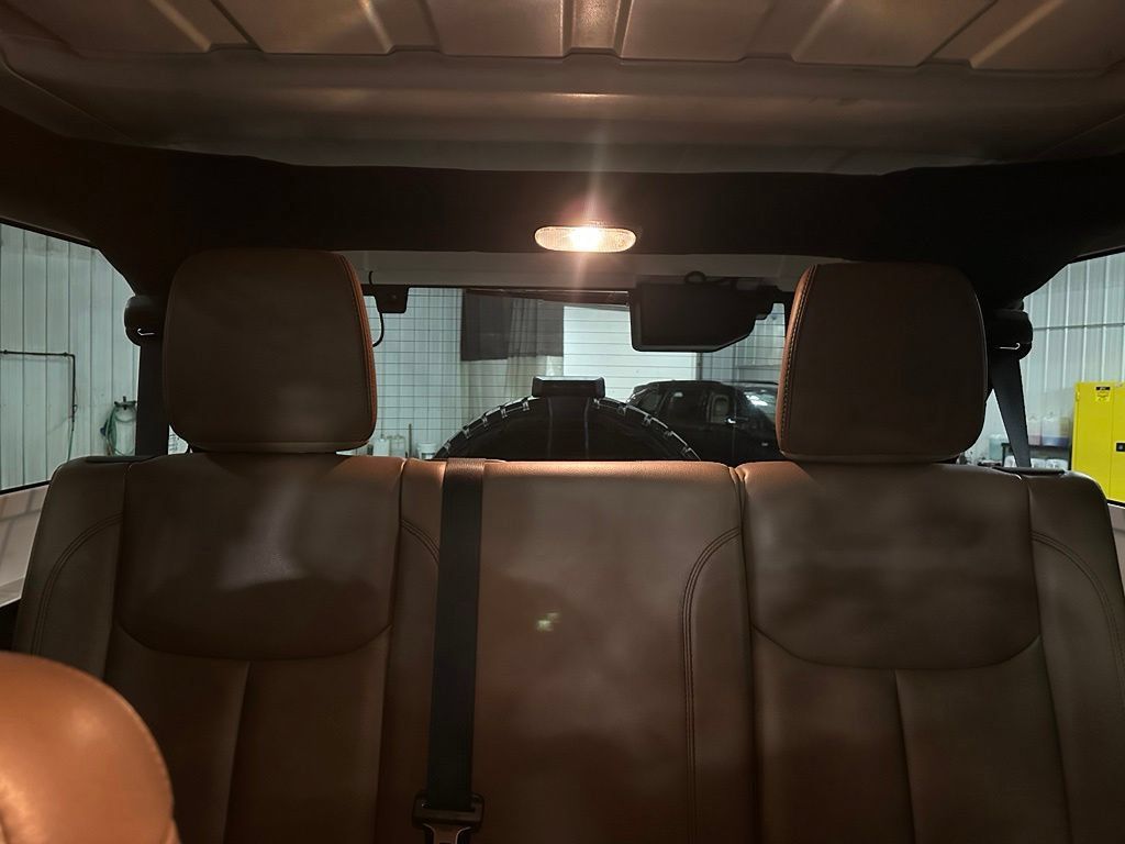 Used 2015 Jeep Wrangler Unlimited Sahara w/ Connectivity Group AWD/4WD image 32