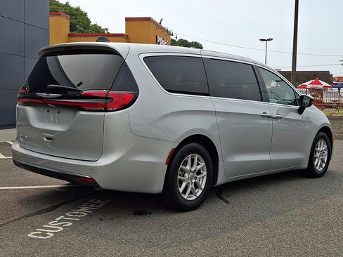 Used 2024 Chrysler Pacifica Touring-L FWD image 7