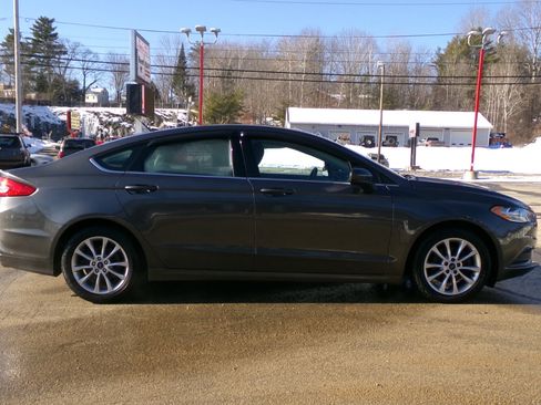 Used 2017 Ford Fusion SE w/ Fusion SE Technology Package image 7