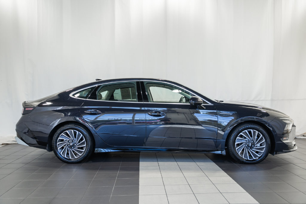Used 2025 Hyundai Sonata Limited FWD image 3