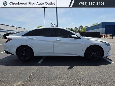 Used 2022 Hyundai Elantra SEL w/ Convenience Package FWD image 9