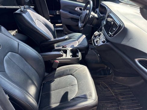 Used 2018 Chrysler Pacifica Touring-L w/ Premium Audio Group FWD image 32
