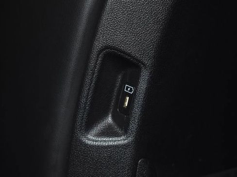 Used 2024 Kia Sorento S image 29