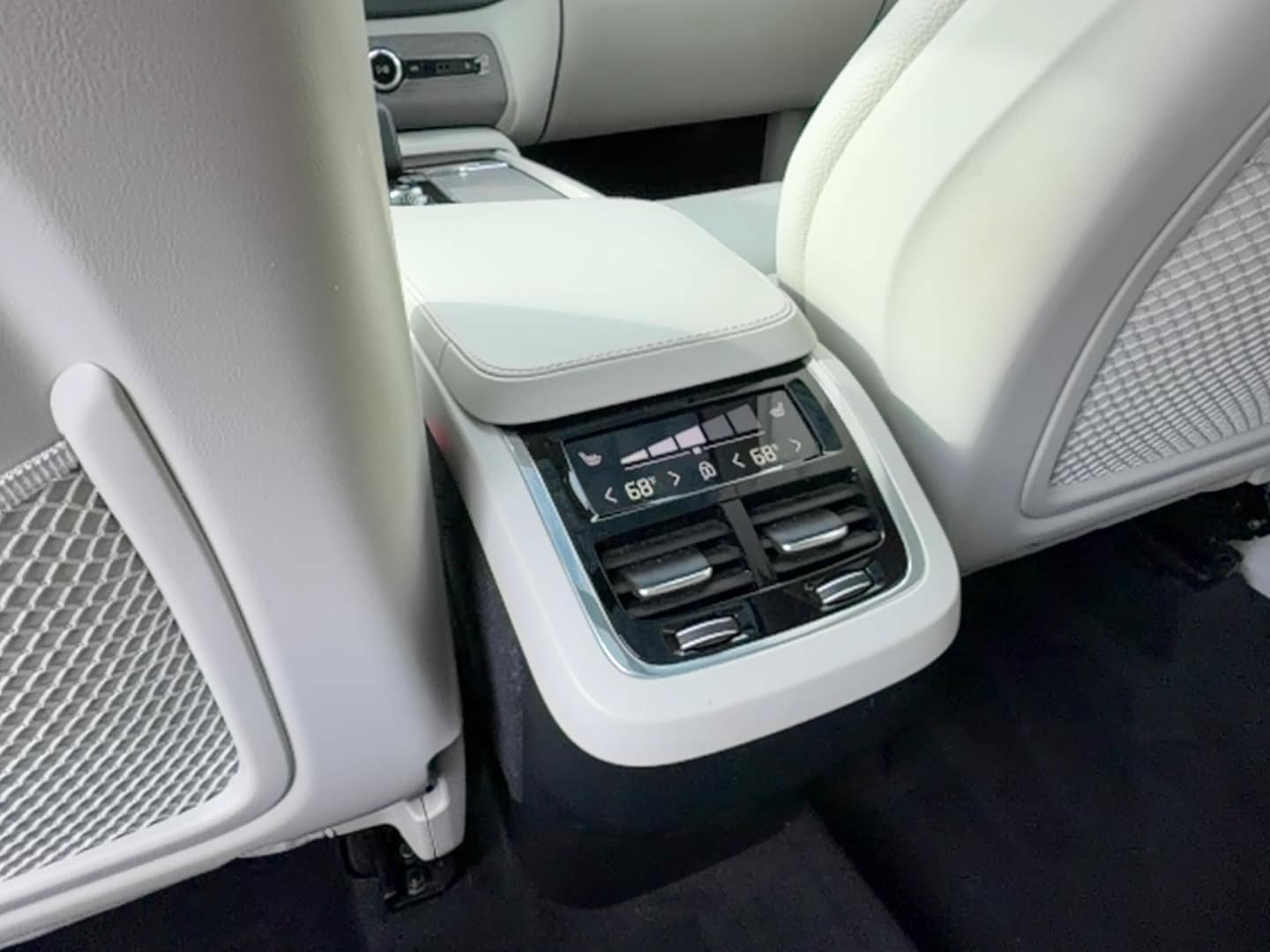 Certified 2024 Volvo XC90 B6 Plus w/ Protection Package Premier AWD/4WD image 19