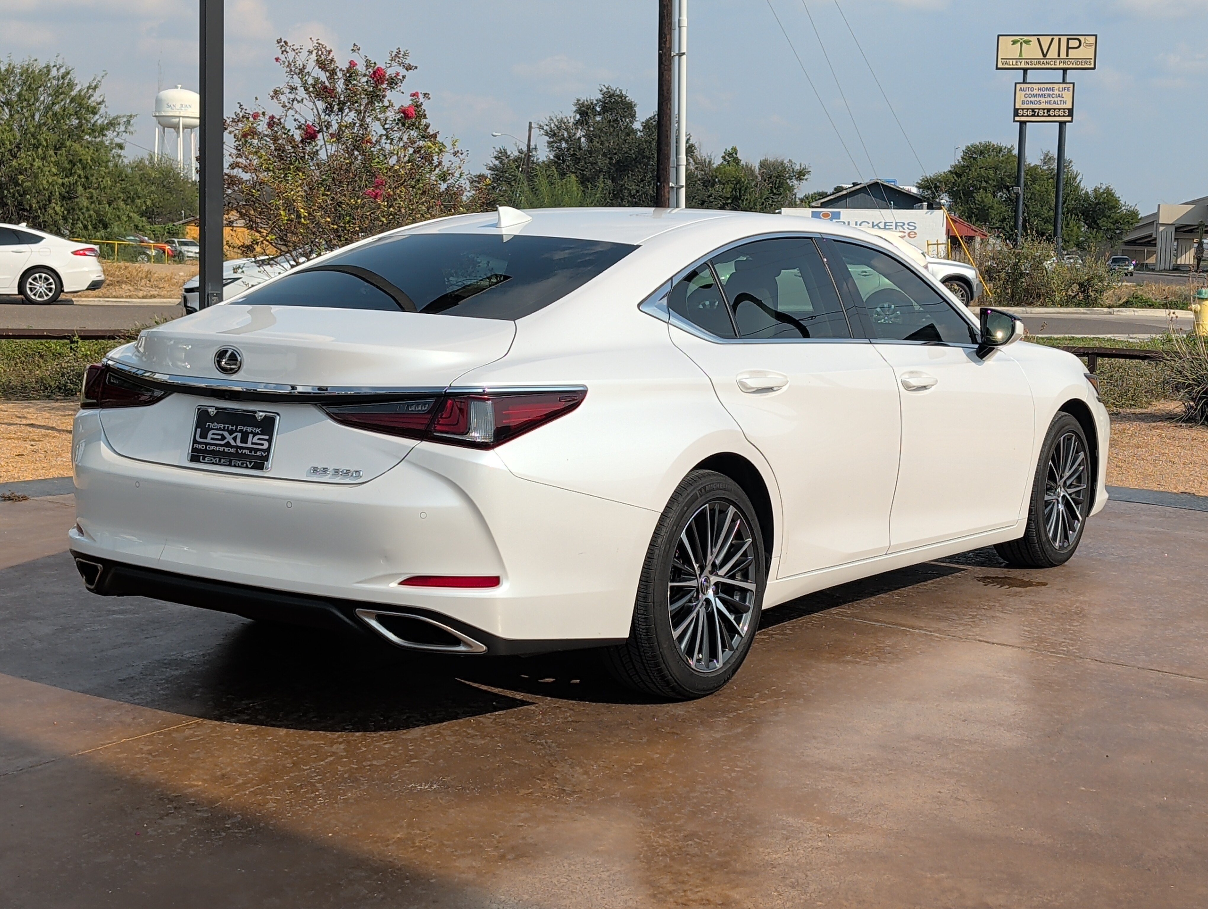 Used 2025 Lexus ES 350 w/ Premium Package FWD image 2