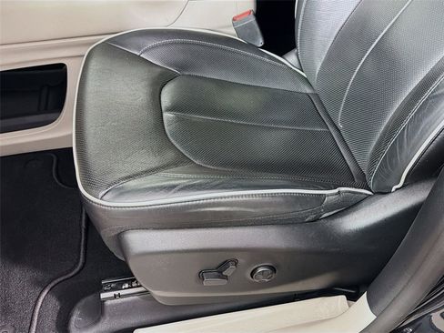 Used 2023 Chrysler Pacifica Limited FWD image 21