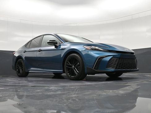 Used 2025 Toyota Camry SE w/ Convenience Package image 24